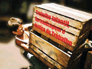 imagem de trabalho infantil - criança carregando caixote de madeira