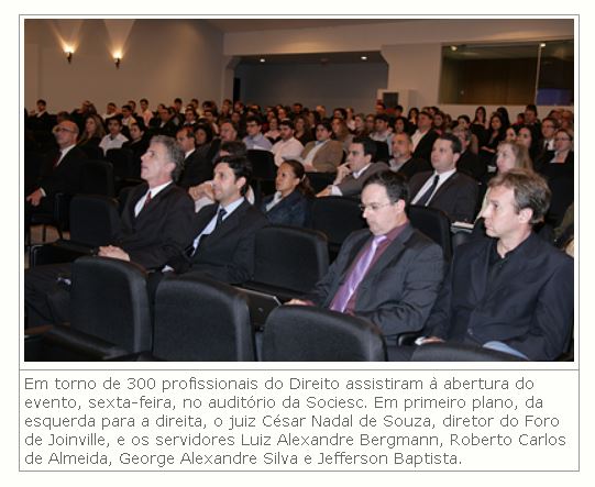 O juiz César Nadal de Souza, diretor do Foro de Joinville, e os servidores Luiz Alexandre Bergmann, Roberto Carlos de Almeida, George Alexandre Silva e Jefferson Baptista em curso sobre Provi, em Joinville.