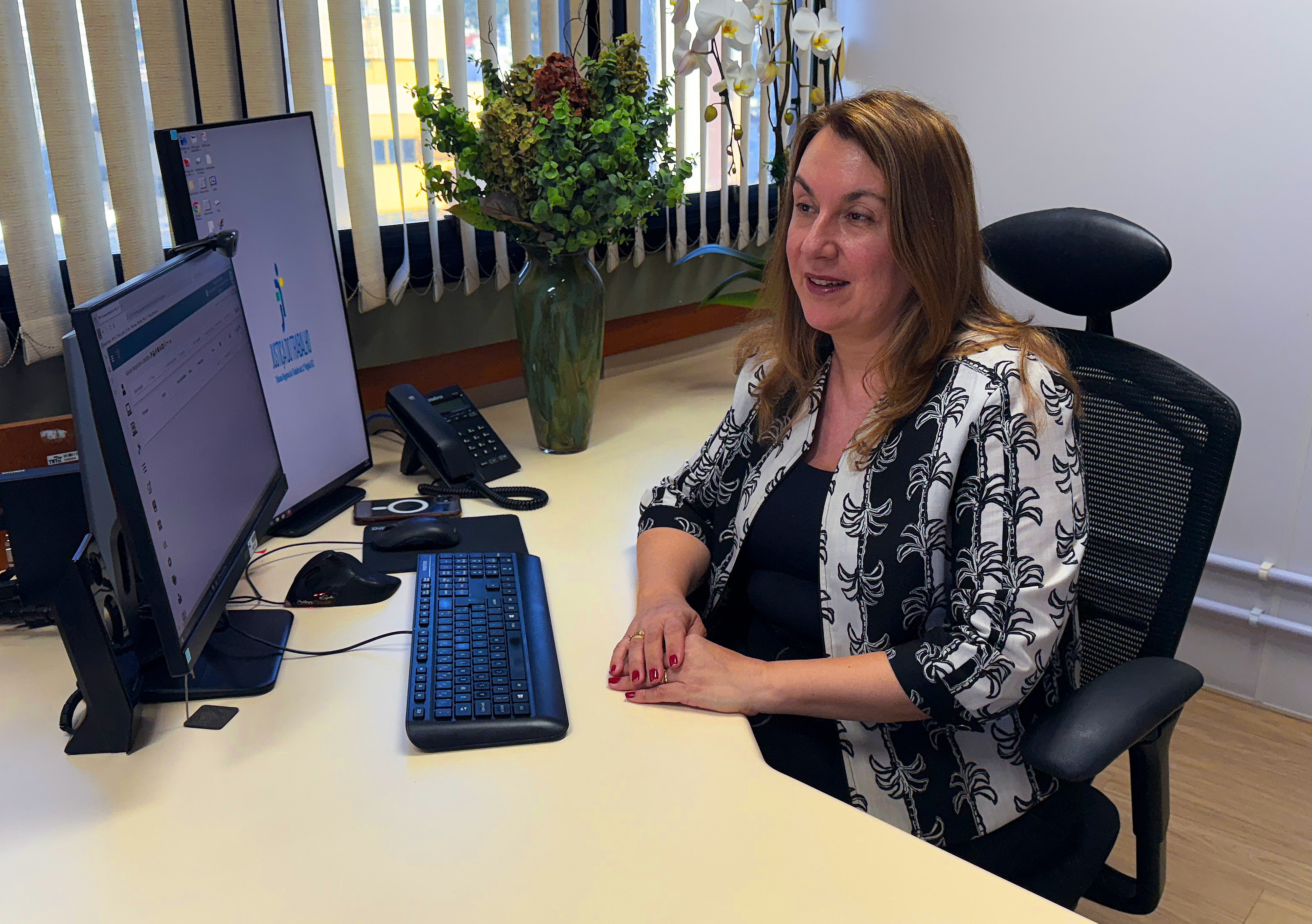 Des. Teresa em seu gabinete, vista de lado