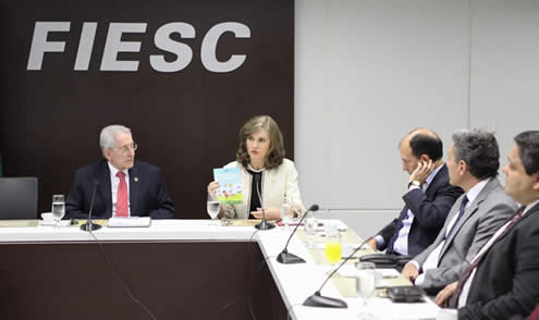 Na foto, presidente da Fiesc, Glauco José Côrte, desembargadora  Lourdes Leiria e demais autoridades sentadas à mesa 