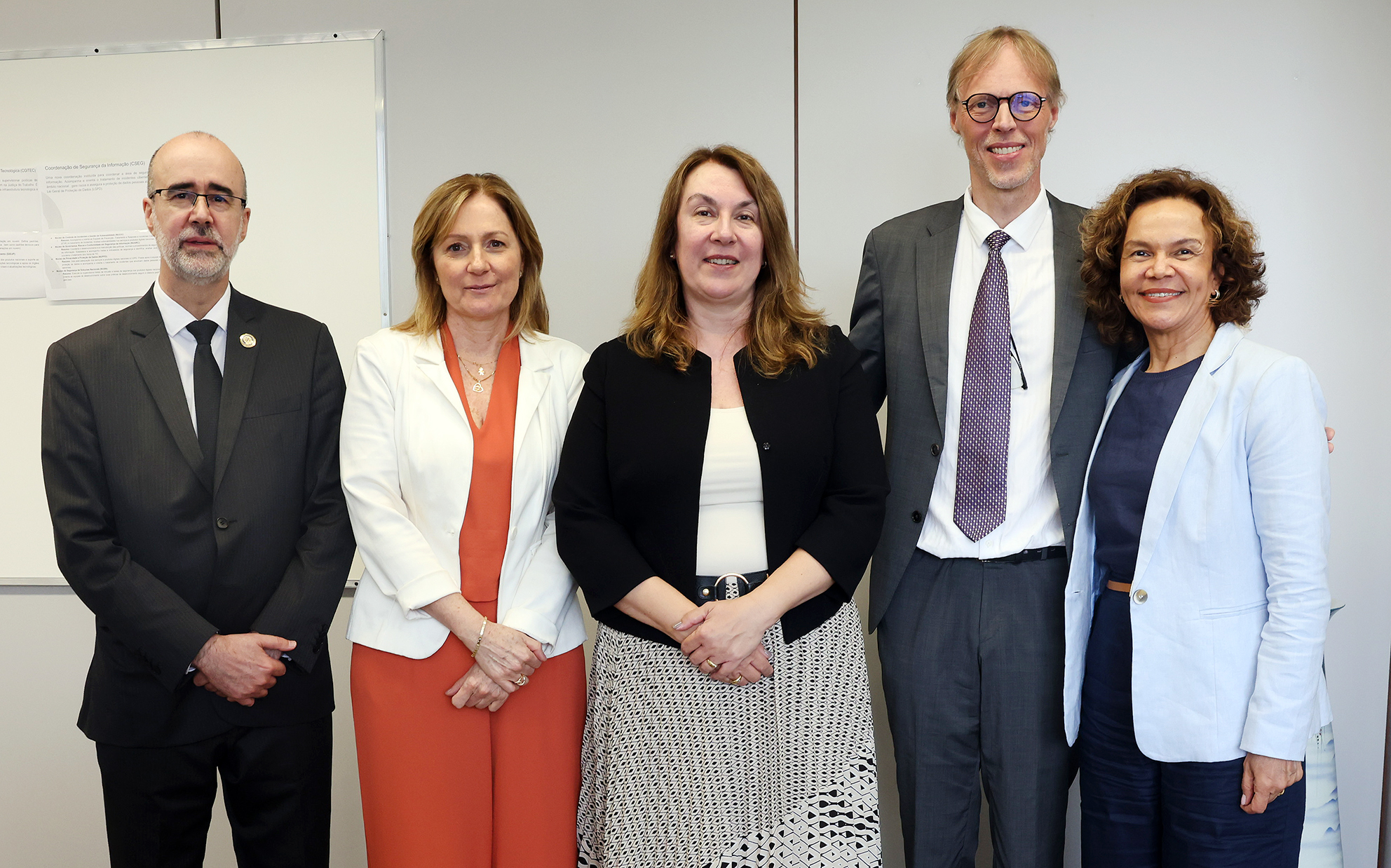 grupo de cinco pessoas posa para a foto