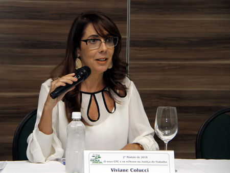Desembargadora Viviane Colucci em mesa na Ejud