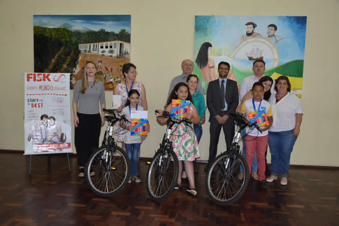 Na foto, juiz Marcos Henrique Bezerra Cabra, os premiados e seus familiares durante cerimônia de premiação em Videira