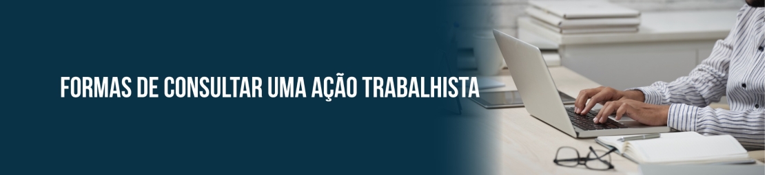 Imagem ilustrativa com o texto "Formas de consultar uma ação trabalhista". Na parte direita uma foto com uma mão escrevendo em um notebook.
