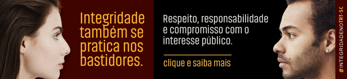 Banner dividido em três partes principais. À esquerda, há o rosto de perfil de uma mulher olhando para a direita, com o fundo em marrom escuro e o texto: "Integridade também se pratica nos bastidores." Ao centro, com fundo preto, está escrito: "Respeito, responsabilidade e compromisso com o interesse público." seguido de "clique e saiba mais" em amarelo. À direita, há o rosto de perfil de um homem olhando para a esquerda. Na borda direita, em fundo marrom vertical, lê-se: #INTEGRIDADENOTRT-SC.