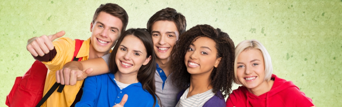 grupo de estudante sorridentes na escola segurando livros 