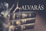 Estátua da Deusa da Justiça ao lado de três livros de Direito deitados, em fundo escuro. Texto: Alvarás