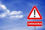Imagem de uma placa de atenção escrito embaixo "coronavirus"