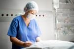 Imagem ilustrativa mostra profissional de saúde de uniforme e máscara em ambiente hospitalar