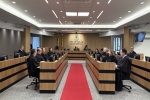 Foto de uma sessão de Tribunal Pleno no TRT-SC, onde desembargadoras e desembargadores estão sentados em reunião