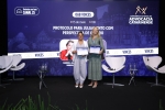 Duas mulheres posam com certificado nas mãos