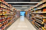 Fotografia ilustrativa de um corredor de supermercado, com os produtos à mostra nas gôndolas