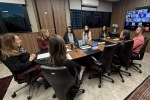 Grupo de pessoas sentadas ao redor de uma mesa