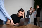 Homem humilha mulher no ambiente de trabalho, em uma cena que é observada pelos colegas