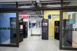 Cinco painéis decoram a entrada de uma biblioteca