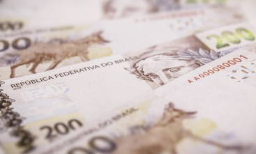 Quatro cédulas de R$ 200 sobrepostas parcialmente
