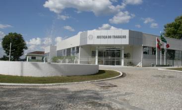 Foto da fachada da Vara do Trabalho de Mafra, com um chafariz à frente.