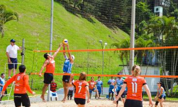 Equipe de atletas jogando vôlei de praia