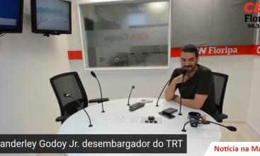 Repórter sentado realizando entrevista