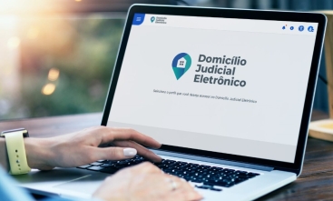 Notebook com logo do Domicílio Judicial Eletrônico