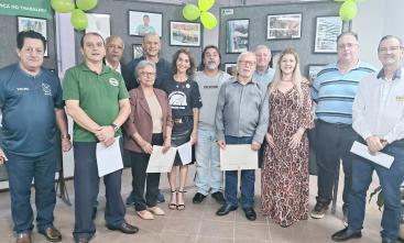 Diversas pessoas em pé, enfileiradas lado a lado