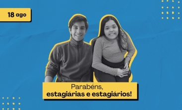 Arte em fundo azul com os textos em fundo amarelo "dezoito de agosto" e "Parabéns, estagiárias e estagiários", onde acima esta a foto de dois jovens em preto e branco
