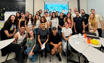 Foto de grupo em sala de aula com cerca de 25 pessoas sorrindo para a câmera