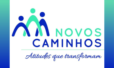 A imagem apresenta o logotipo "Novos Caminhos" com a frase "Atitudes que transformam", em um design com figuras humanas estilizadas.