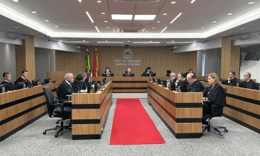 Fotografia do Tribunal Pleno do TRT-SC, com 15 desembargadores reunidos em torno de uma mesa em formato de U