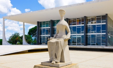 Fachada do prédio do Supremo Tribunal Federal, com a estátua "A Justiça" em destaque ao centro.