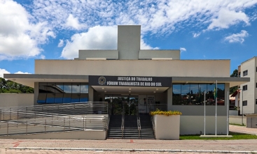 Foto da fachada de um prédio com a placa: Justiça do Trabalho, Fórum Trabalhista de Rio do Sul