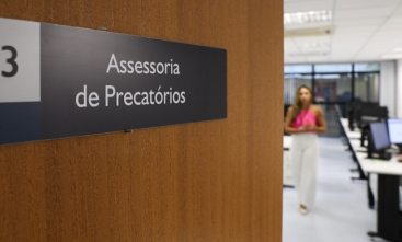 Foto de uma porta com a placa "Assessoria de Precatórios"