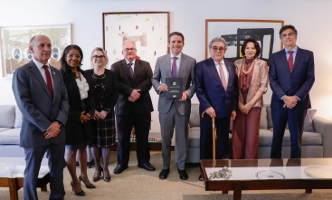 Grupo de diversas pessoas posando para foto