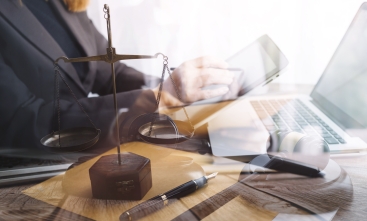 Imagem que mescla vários elementos que remetem à Justiça e tecnologia