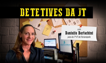 Banner com o texto "Detetives da JT: com Danielle Bertachini, juíza da 7ª VT de Florianópolis". Danielle está sentada junto a um computador. Ela tem os cabelos longos, semipreso, e usa uma camisa preta. Ao fundo, uma imagem de um quadro de investigação remete ao tema da reportagem.