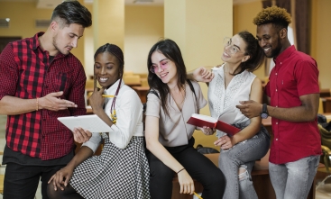 estudantes conversando com livros na mão