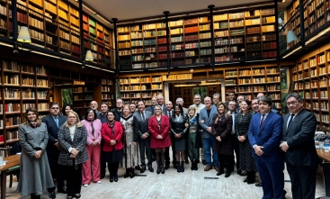 Grupo de pessoas posando para fotro em uma biblioteca