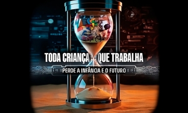 Ampulheta mostra brinquedos virando areia, simbolizando a perda da infância. Texto: “Toda criança que trabalha perde a infância e o futuro”.