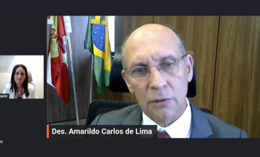 Tela de uma conversa em vídeo, com um homem de óculos e uma mulher de cabelos escuros