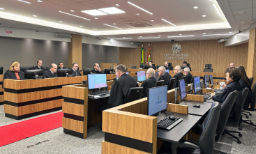 Foto de um plenário de tribunal com juízes e juízas sentadas realizando uma reunião