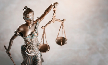 Foto da balança da justiça na cor bronze