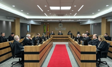 Sessão do Pleno do TRT-SC, com desembargadores togados reunidos em plenário, em torno de mesas em formato de U