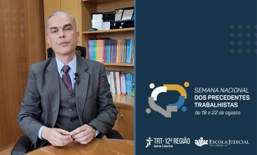 Imagem de um homem de terno sentado atrás de uma mesa de trabalho. Ao lado da foto está a logo do evento