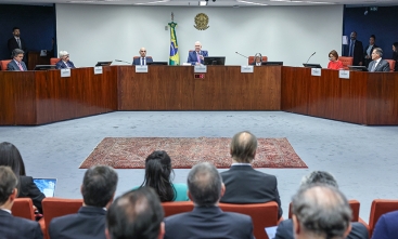 Ministros sentados em mesa do STF