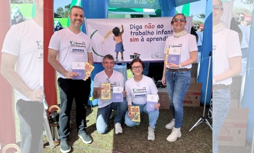 Quatro pessoas com camisetas brancas alusivas a Semana de Inclusão