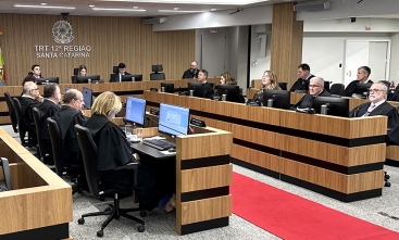 Desembargadores sentados em uma sessão do Pleno do TRT