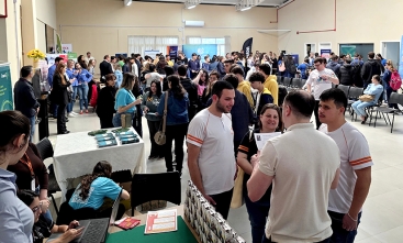 Jovens em um ambiente fechado participando de um feirão por inclusão no mercado de trabalho