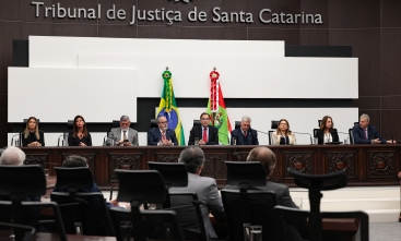 Foto de uma mesa de honra, composta por homens e mulheres, no Tribunal de Justiça de SC