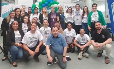 Grupo de pessoas posando para foto