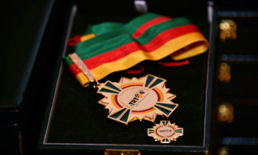 Foto de perto de uma medalha